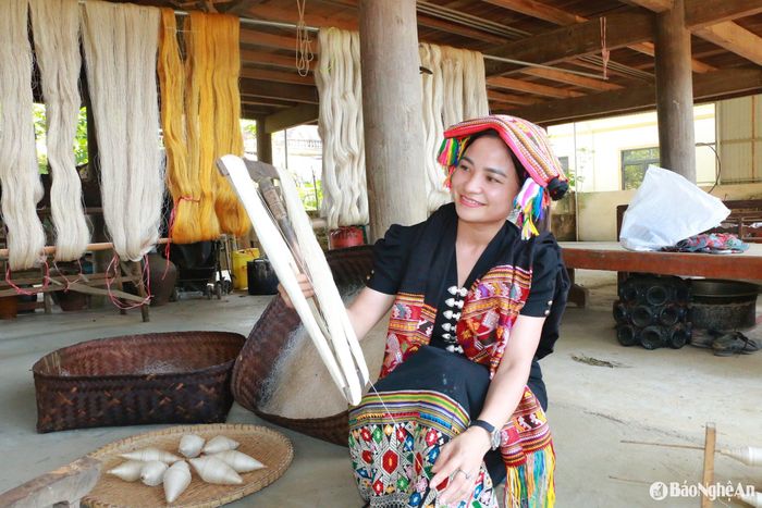 Những cuộn sợi trắng mịn là kết quả của lao động tỉ mẩn. Ảnh: Khánh Ly