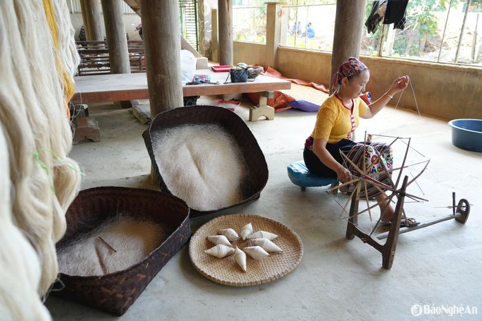 Tơ thô được đưa vào xe sợi để tăng tính ứng dụng. Người dân có thể bán sợi hoặc tiếp tục chế biến thành vải, gia tăng thu nhập. Ảnh: Thanh Phúc