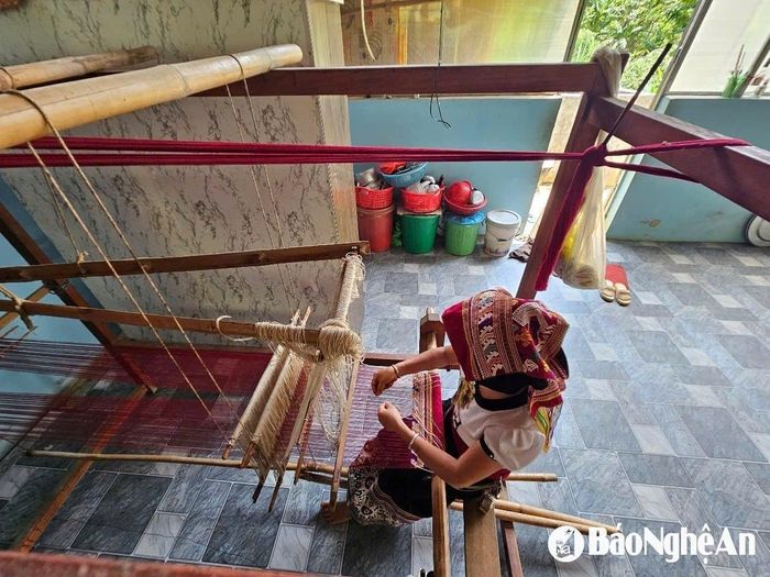 Dệt vải là nghề phụ truyền thống của phụ nữ Thái ở Cắm Muộn. Nhờ có tơ tằm tại chỗ, chi phí đầu vào thấp, sản phẩm lại có giá trị cao. Ảnh: Khánh Ly