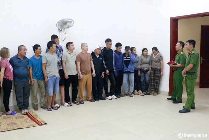 Các đối tượng trong vụ án đánh bạc, tổ chức đánh bạc do Nguyễn Nhuận Danh cầm đầu bị bắt giữ. Ảnh tư liệu: Văn Hậu