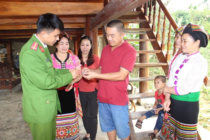 Lực lượng công an tặng "Móc khóa bình yên" cho người dân bản Bành, xã Châu Quang. Ảnh tư liệu: Hoài Thu
