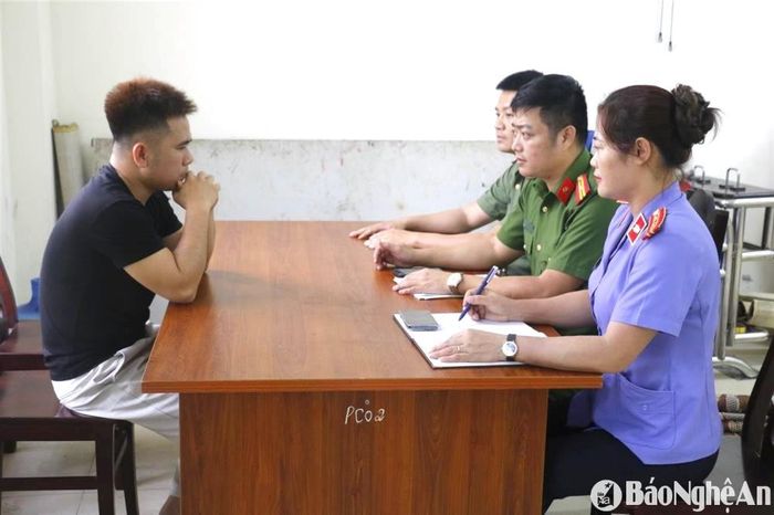 Cơ quan Công an lấy lời khai đối tượng cầm đầu Đậu Trọng Giáp. Ảnh tư liệu: Văn Hậu