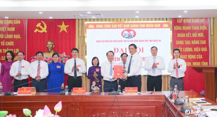 Đồng chí Hoàng Nghĩa Hiếu - Phó Bí thư Thường trực Tỉnh ủy, Chủ tịch HĐND tỉnh, Bí thư Đảng ủy các cơ quan Đảng tỉnh Nghệ An trao các quyết định chỉ định Ban Chấp hành, Ban Thường vụ và chức danh Bí thư và các Phó Bí thư Đảng ủy Đoàn đại biểu Quốc hội và HĐND tỉnh Nghệ An nhiệm kỳ 2025 - 2030. Ảnh: Mai Hoa