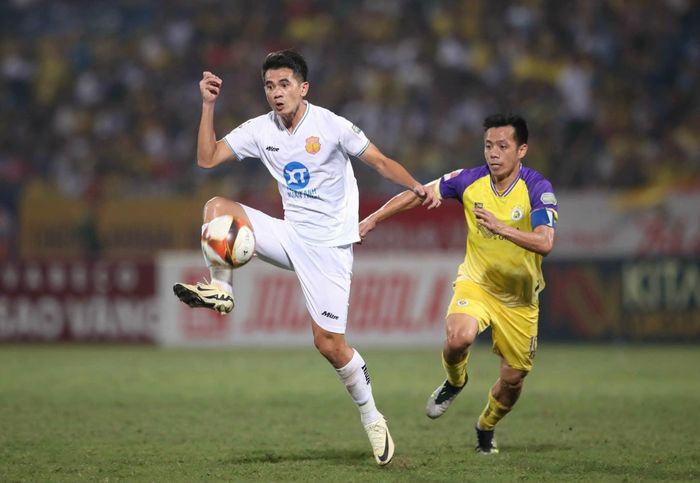 Trần Văn Kiên (áo trắng) đang là cầu thủ vô địch V.League nhiều nhất trong lịch sử. Ảnh: FBNV