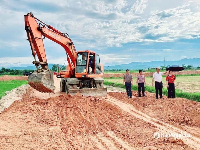 Một tuyến đường ở huyện Thanh Chương đang thi công. Ảnh: Văn Trường