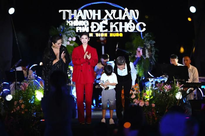 Đàm Vĩnh Hưng và con trai cúi đầu cảm ơn khán giả sau khi được Xuân Lan trao lại giải thưởng. (Ảnh: FBNV)