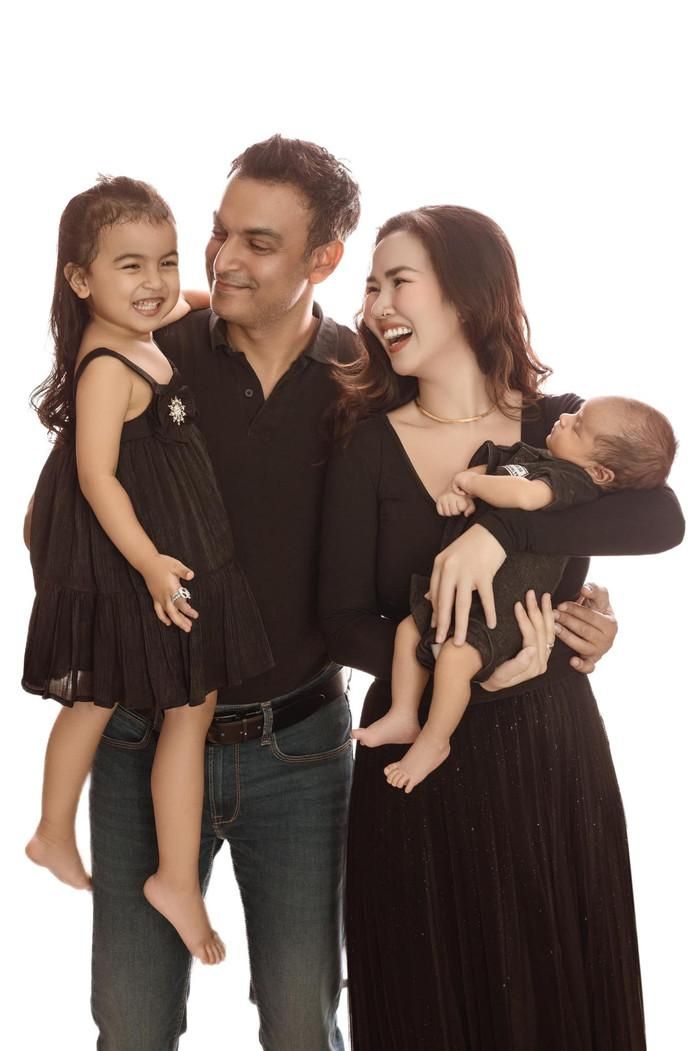 Gia đình nhỏ của Võ Hạ Trâm. Ảnh: FBNV