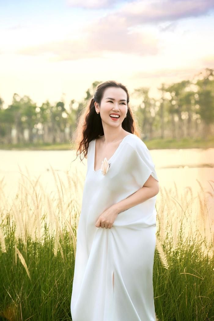 Võ Hạ Trâm cười tươi rói mỗi khi chụp hình. Ảnh: FBNV