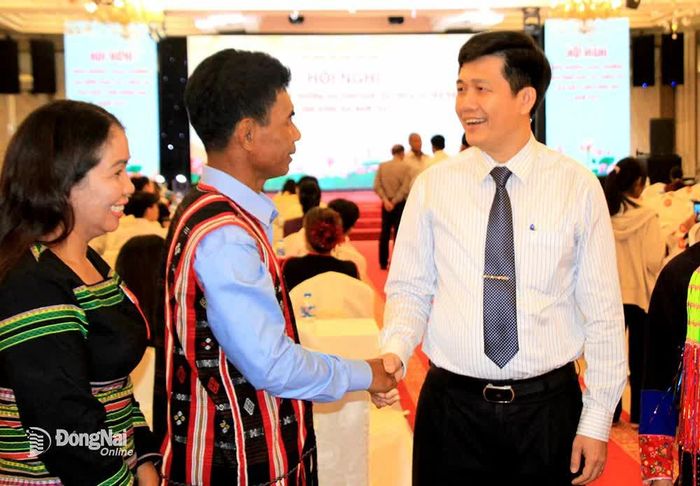 Phó giám đốc Sở Dân tộc và tôn giáo Trần Đức Hòa trò chuyện với đại diện các gia đình dân tộc thiểu số tiêu biểu.