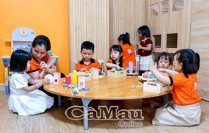 Khi đến trường vào dịp hè các em nhỏ được vui chơi thoải mái cùng các bạn cùng lớp