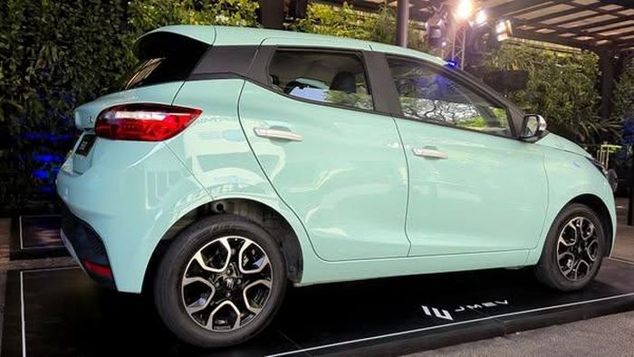 EV3 được trang bị hệ thống chiếu sáng hoàn toàn bằng đèn LED hiện đại hơn.