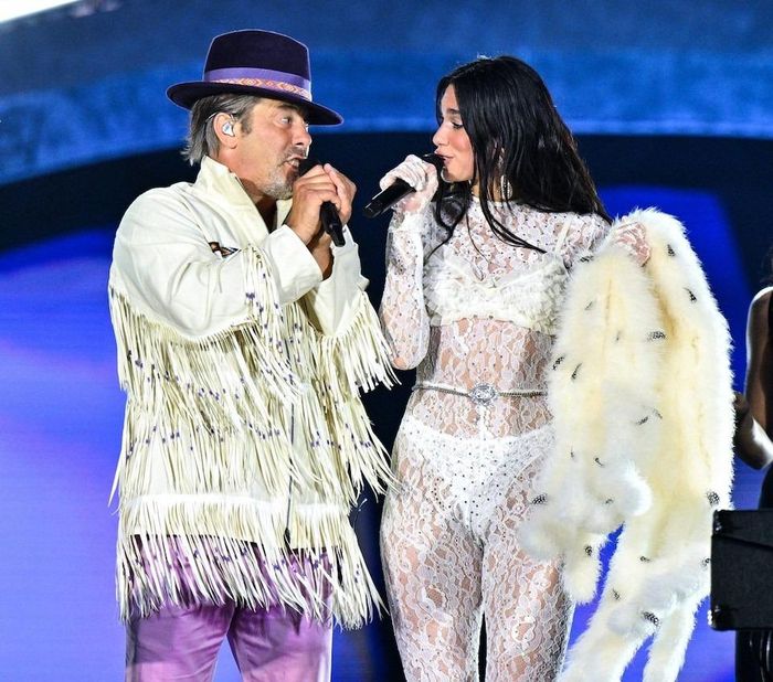 Dua Lipa (phải) song ca với thần tượng của mình là Jay Kay