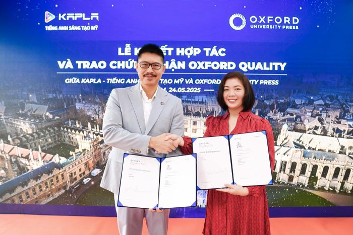 Ông Gerald Cai - Giám đốc Khu vực Châu Á, Bộ phận Giảng dạy tiếng Anh OUP và bà Lê Thị Kim Chi - CEO Kapla - trao thỏa thuận hợp tác và chứng nhận Oxford Quality