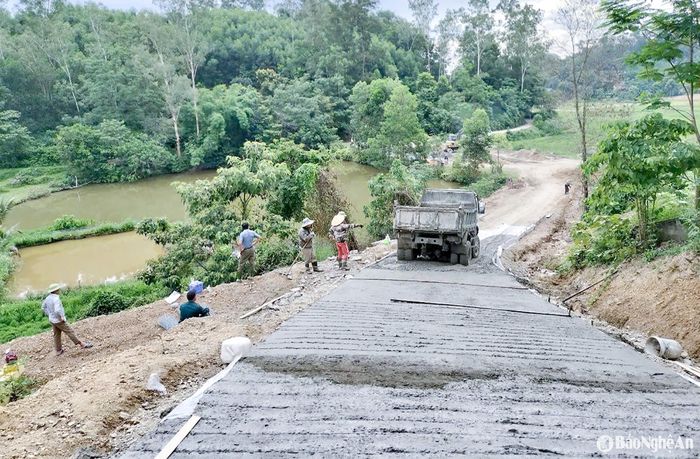 Huy động sức dân làm đường giao thông tại xóm Liên Trường (xã Thanh Liên, huyện Thanh Chương). Ảnh: Mai Hoa