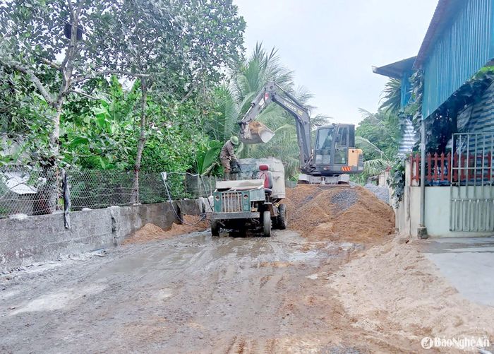Làm đường giao thông nông thôn tại xóm Lĩnh Khánh (xã Nghĩa Khánh, huyện Nghĩa Đàn). Ảnh: Mai Hoa
