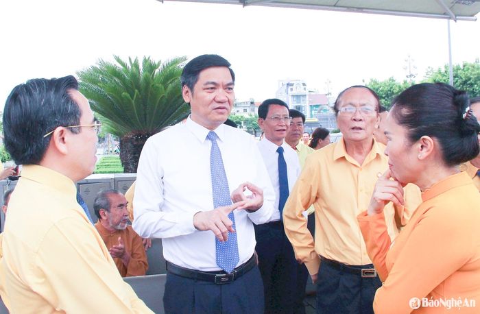 Đồng chí Hoàng Nghĩa Hiếu - Phó Bí thư Thường trực Tỉnh ủy, Chủ tịch HĐND tỉnh trao đổi về tăng cường vai trò giám sát, tham gia xây dựng Đảng, xây dựng chính quyền của MTTQ và các tổ chức chính trị - xã hội. Ảnh: Mai Hoa