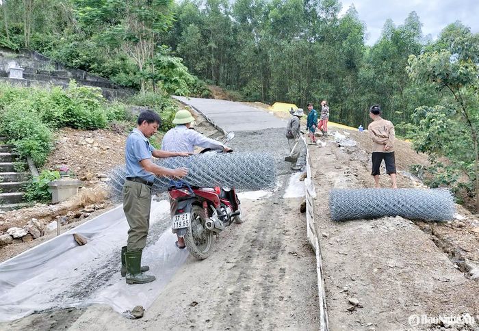 Cán bộ xóm Liên Trường (xã Thanh Liên, huyện Thanh Chương) giám sát việc làm đường giao thông. Ảnh: Mai Hoa