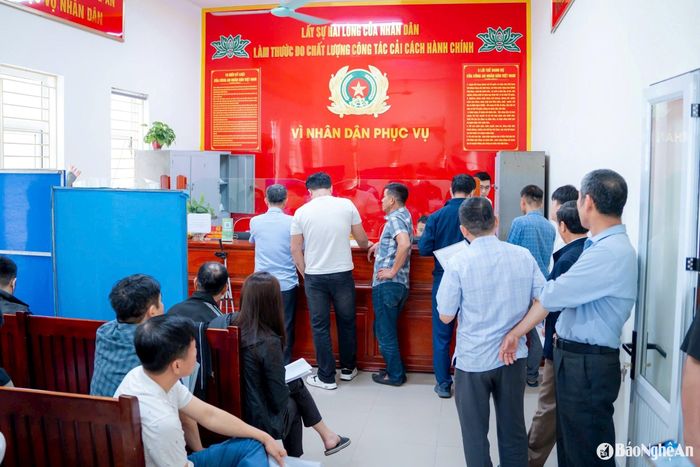 Người dân đến làm các thủ tục liên quan đến phương tiện tại Phòng CSGT Công an tỉnh Nghệ An. Ảnh: Nguyễn Đạo