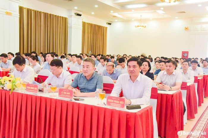 Tại điểm cầu Nghệ An, đồng chí Hoàng Nghĩa Hiếu- Phó Bí thư Thường trực Tỉnh ủy, Chủ tịch HĐND tỉnh chủ trì. Ảnh: Thanh Lê