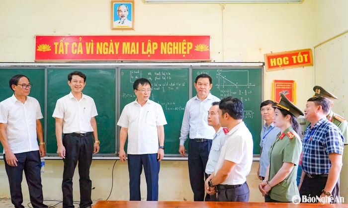 Đoàn kiểm tra công tác chuẩn bị thi tại Trường THPT Đô Lương 1. Ảnh: Mỹ Hà