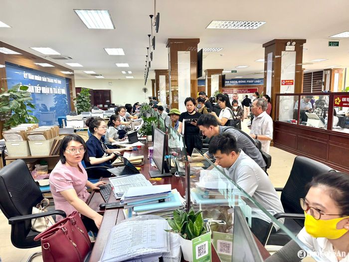 Bộ phận tiếp nhận và trả kết quả hành chính tại Trung tâm Phục vụ hành chính công TP. Vinh sáng 24/6. Ảnh: Nguyễn Hải