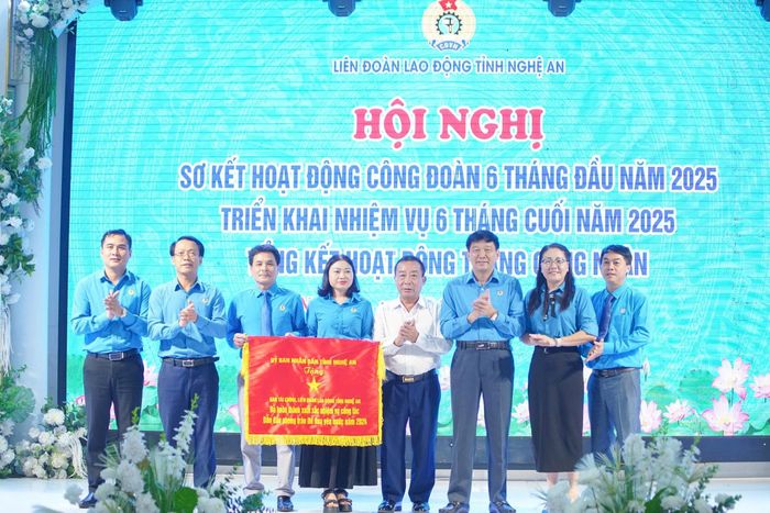Tặng Cờ thi đua của UBND tỉnh Nghệ An cho Ban Tài chính, Liên đoàn Lao động tỉnh. Ảnh: Diệp Thanh