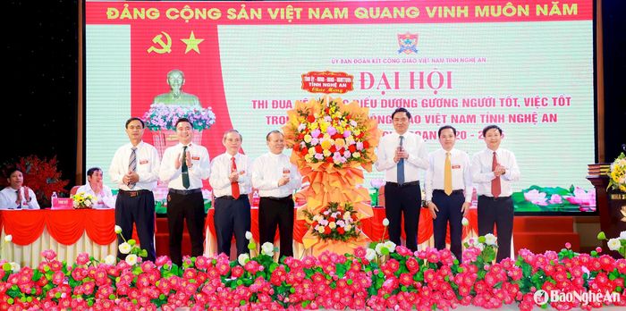 Đồng chí Hoàng Nghĩa Hiếu - Phó Bí thư Thường trực Tỉnh ủy, Chủ tịch HĐND tỉnh Nghệ An tặng hoa chúc mừng Đại hội. Ảnh: Thành Duy