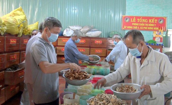 Phòng Chẩn trị Đông y ấp Hưng Thới, nơi ông Là chữa bệnh cho hàng ngàn người dân