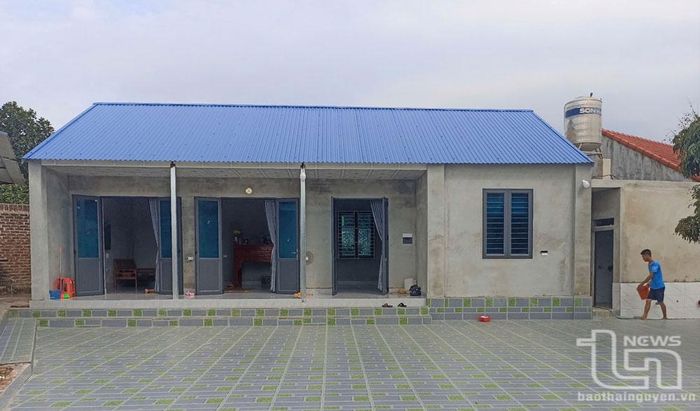 Được sự hỗ trợ của Ủy ban MTTQ TP. Phổ Yên, xã Thành Công và sự chung tay giúp đỡ của các cá nhân, tập thể, gia đình anh Phạm Sỹ Nguyện, hộ nghèo ở xóm Tơm 2, xã Thành Công, đã xây dựng được ngôi nhà mới khang trang.