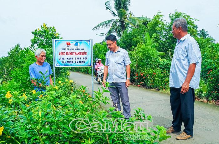 Ông Danh Xem trồng và chăm sóc tốt hàng rào cây xanh 2 bên lộ trước sân nhà, tạo mỹ quan cho tuyến đường.