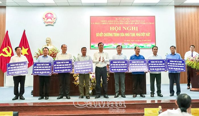 Tại Hội nghị sơ kết Chương trình xóa nhà tạm, nhà dột nát, TP Cà Mau đã hỗ trợ 8 huyện trong tỉnh, mỗi huyện 1 căn nhà trị giá 60 triệu đồng.
