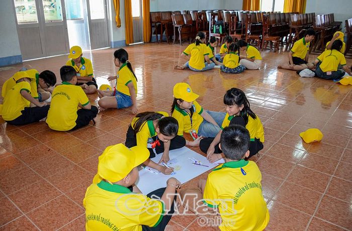 Thông qua các hoạt động, chương trình tạo điều kiện để các em rèn luyện tinh thần đoàn kết, kỹ năng sinh hoạt tập thể.