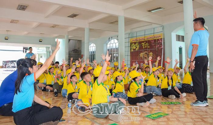 Các anh chị Câu lạc bộ Kỹ năng Nhà Thiếu nhi tỉnh tổ chức nhiều trò chơi vận động, hoạt động rèn luyện kỹ năng giao tiếp cho các em.