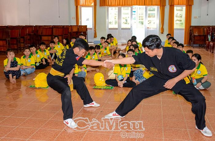 Các em còn được hướng dẫn thực hành một số thế võ tự vệ cơ bản.