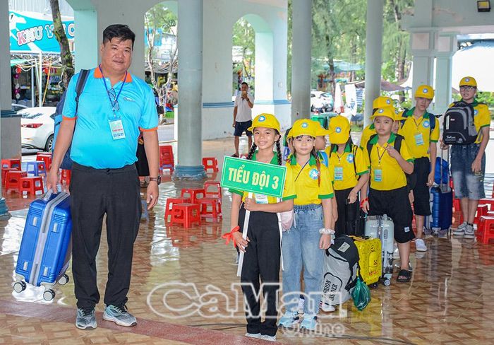 Trong 4 ngày tham gia hành trình, các em thiếu nhi tạm xa gia đình, sinh hoạt tập thể tại Nhà Thiếu nhi tỉnh và Khu du lịch Nhà Mát (Bạc Liêu).