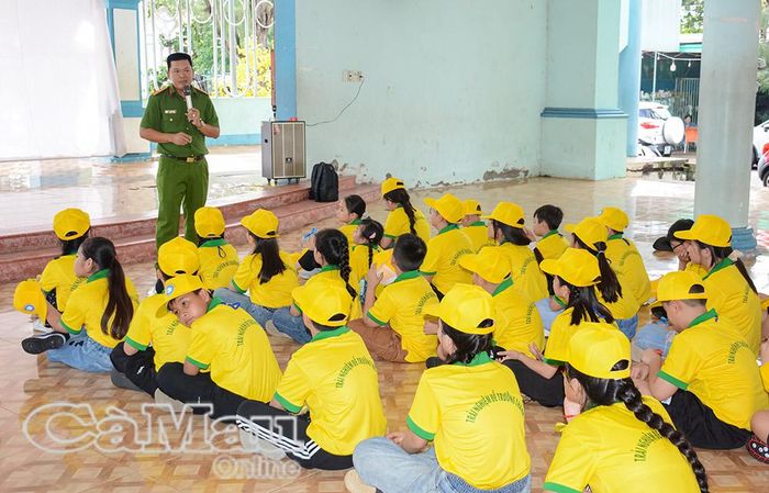 Cán bộ Phòng cháy, chữa cháy tuyên truyền những kiến thức cơ bản về phòng cháy, chữa cháy.