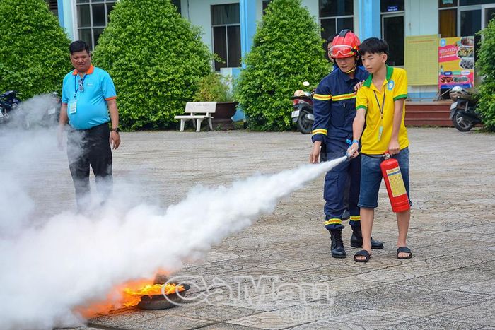 Các em trực tiếp thực hành xử lý ban đầu khi phát hiện cháy, tai nạn.