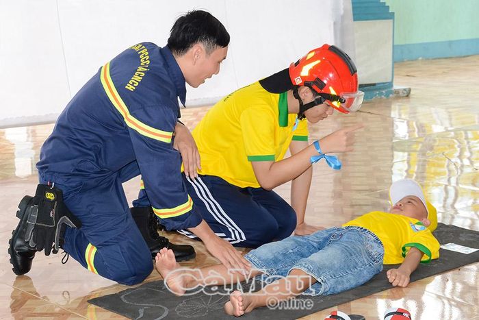 Các em được hướng dẫn kỹ năng sơ cấp cứu ban đầu khi xảy ra sự cố cháy nổ.