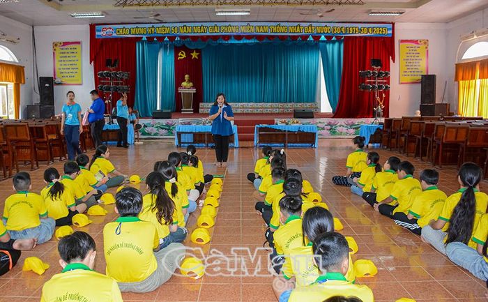 Chị Hồ Quý Nhi trực tiếp sinh hoạt chuyên đề “Phòng, chống xâm hại trẻ em và bạo lực mạng” với các em.