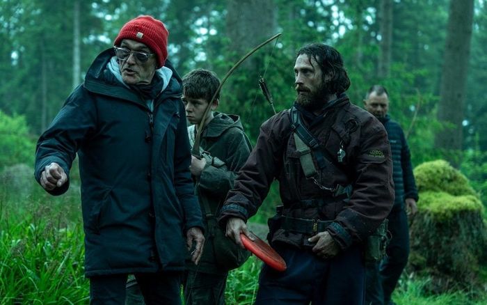 Đạo diễn Danny Boyle (bìa trái) đang chỉ đạo các diễn viên diễn xuất