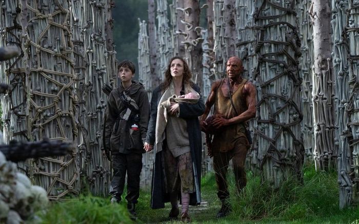 (Từ trái qua phải) Alfie Williams, Jodie Comer và Ralph Fiennes trong “28 Years Later”