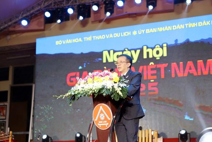 Phó Giám đốc Trung tâm Triển lãm văn hóa nghệ thuật Việt Nam (Bộ Văn hóa, Thể thao và Du lịch) Trần Quang Vinh phát biểu khai mạc Ngày hội. Ảnh: Hoài Thu – TTXVN. Ảnh: Hoài Thu – TTXVN