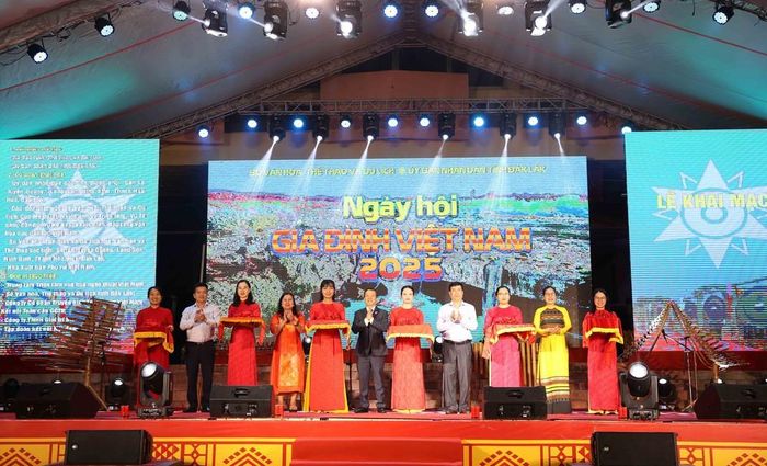 Cắt băng khai mạc Ngày hội Gia đình Việt Nam năm 2025. Ảnh: Hoài Thu – TTXVN. Ảnh: Hoài Thu – TTXVN
