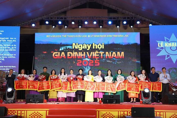 Ban Tổ chức trao cờ lưu niệm cho các đoàn tham gia “Ngày hội Gia đình Việt Nam năm 2025”. Ảnh: Hoài Thu – TTXVN