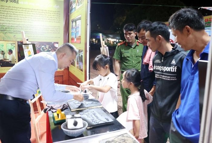 Tham quan, trải nghiệm không gian trưng bày và các gian hàng của các tỉnh, đơn vị tham gia Ngày hội Gia đình Việt Nam năm 2025. Ảnh: Hoài Thu – TTXVN