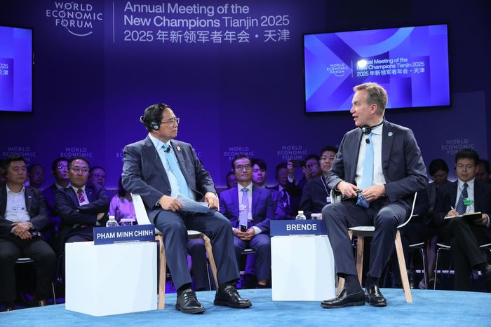 Dưới sự điều phối của ông Borge Brende, Chủ tịch điều hành WEF, phiên đối thoại có sự tham dự của khoảng 100 đại biểu là đại diện của các chính phủ, tổ chức, doanh nghiệp trên thế giới.