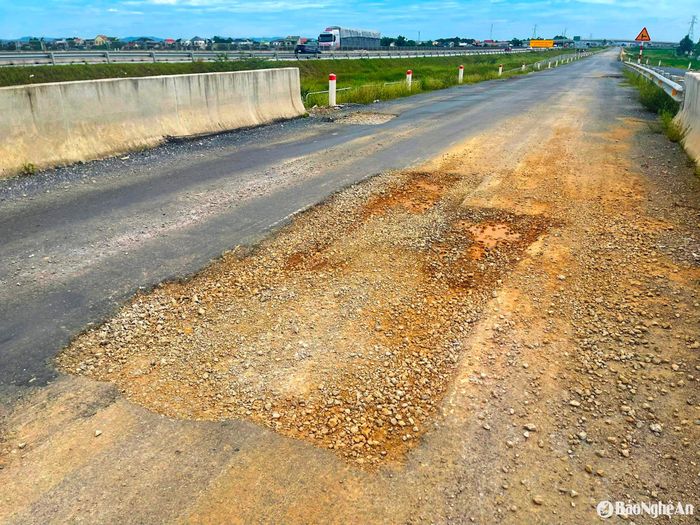 Mặc dù một số đoạn đường gom đã được sửa chữa tạm thời nhưng vẫn chưa triệt để. Ảnh: Q.A