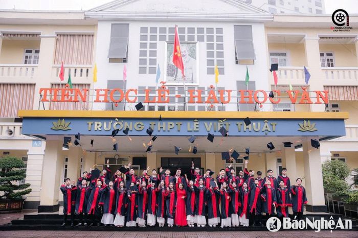 Giáo viên Trường THPT Lê Viết Thuật (TP.VIinh) gửi niềm tin tới các chiến binh lớp 12. Ảnh: NTCC