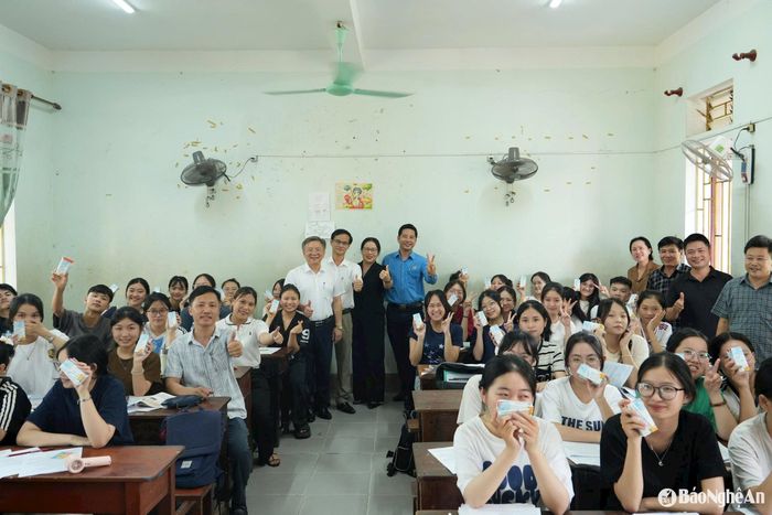 Các thầy, cô ở Sở Giáo dục và Đào tạo tiếp sức cho học sinh Trường THPT Nguyễn Xuân Ôn ôn thi tốt nghiệp. Ảnh: Mỹ Hà