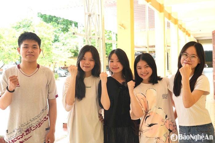 Học sinh Anh Thơ (áo đen) và các bạn học ở Trường THPT Đô Lương 1 chờ mong một mùa thi chiến thắng. Ảnh: Mỹ Hà